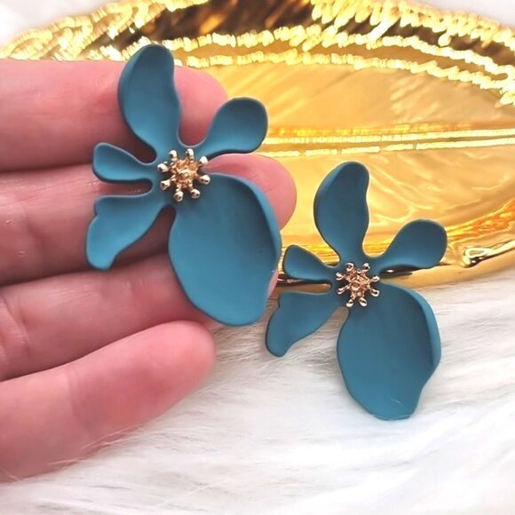 New EYE CANDY tropical flower earrings - Picture 6 of 10